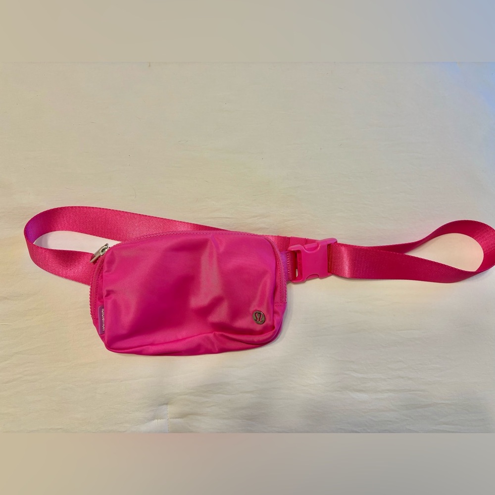 NWOT Sonic Pink 🩷 Everywhere belt bag by lululemon.